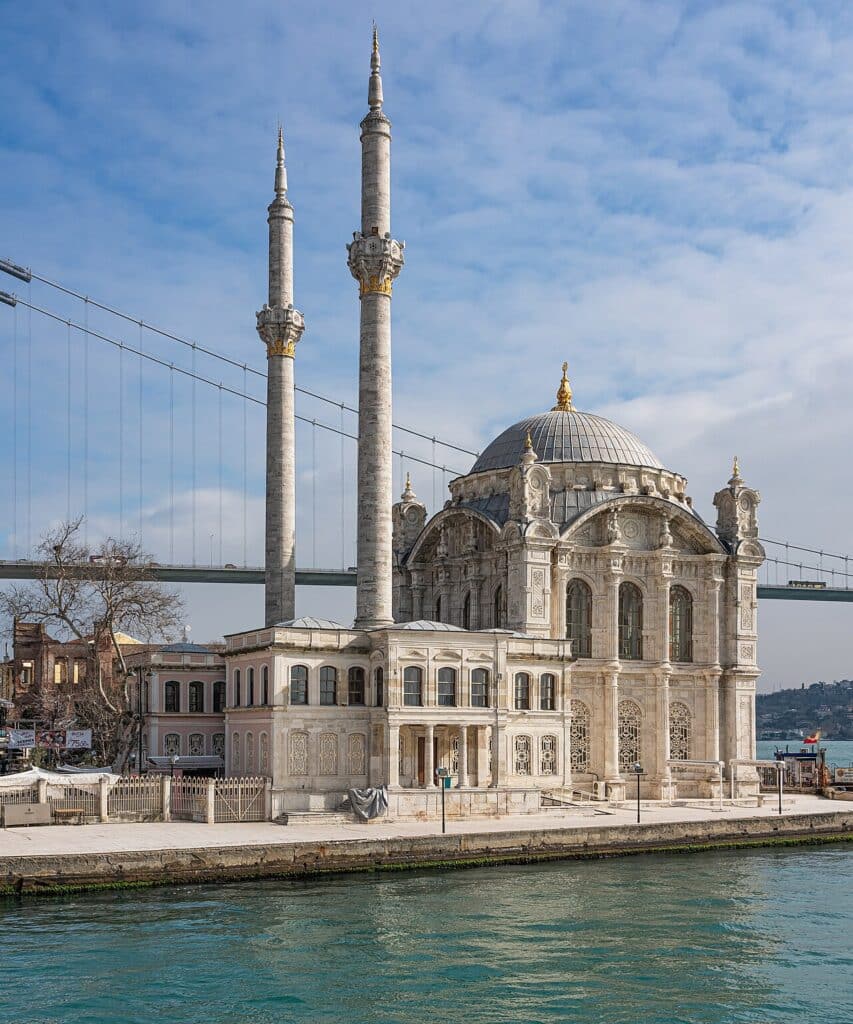 La mosquée d'Ortaköy au bord du Bosphore, Istanbul