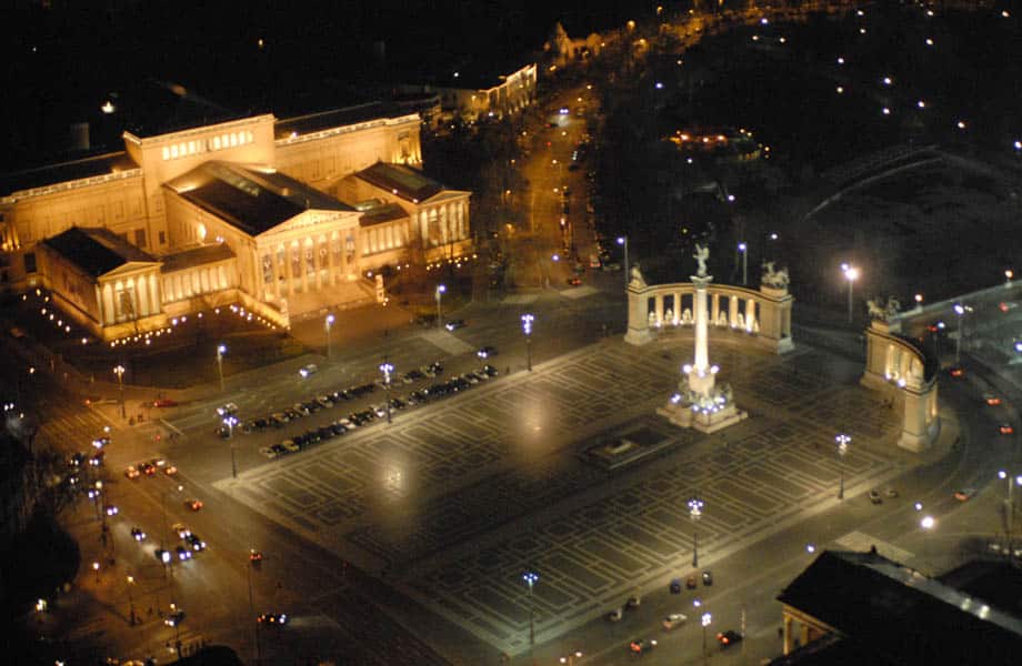 La place des Héros illuminée de nuit, Budapest