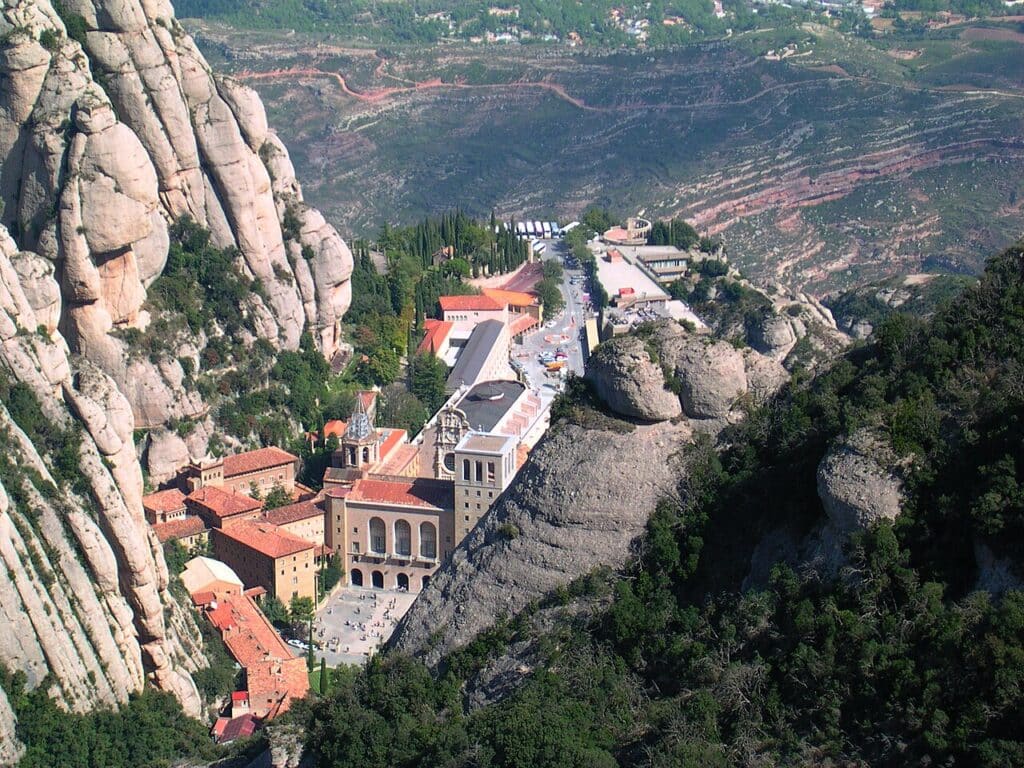 Le monastère de Montserrat accroché à la montagne, près de Barcelone